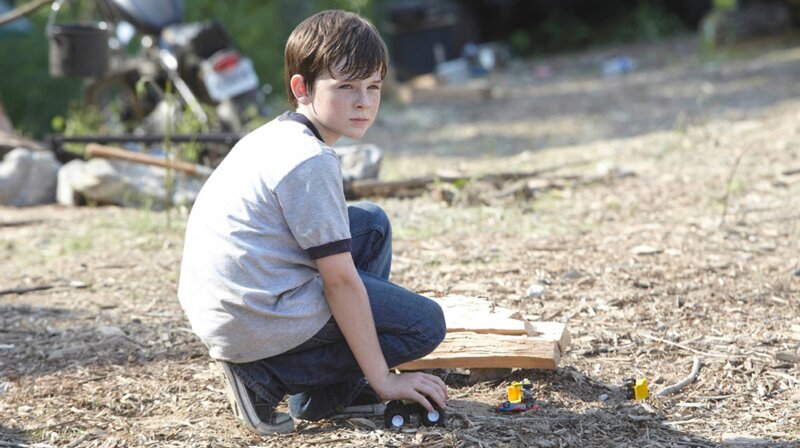 Dans Les Bois Saison 2 Le jeune Carl, fils de Rick, s’enfuit dans les bois (saison 2) et